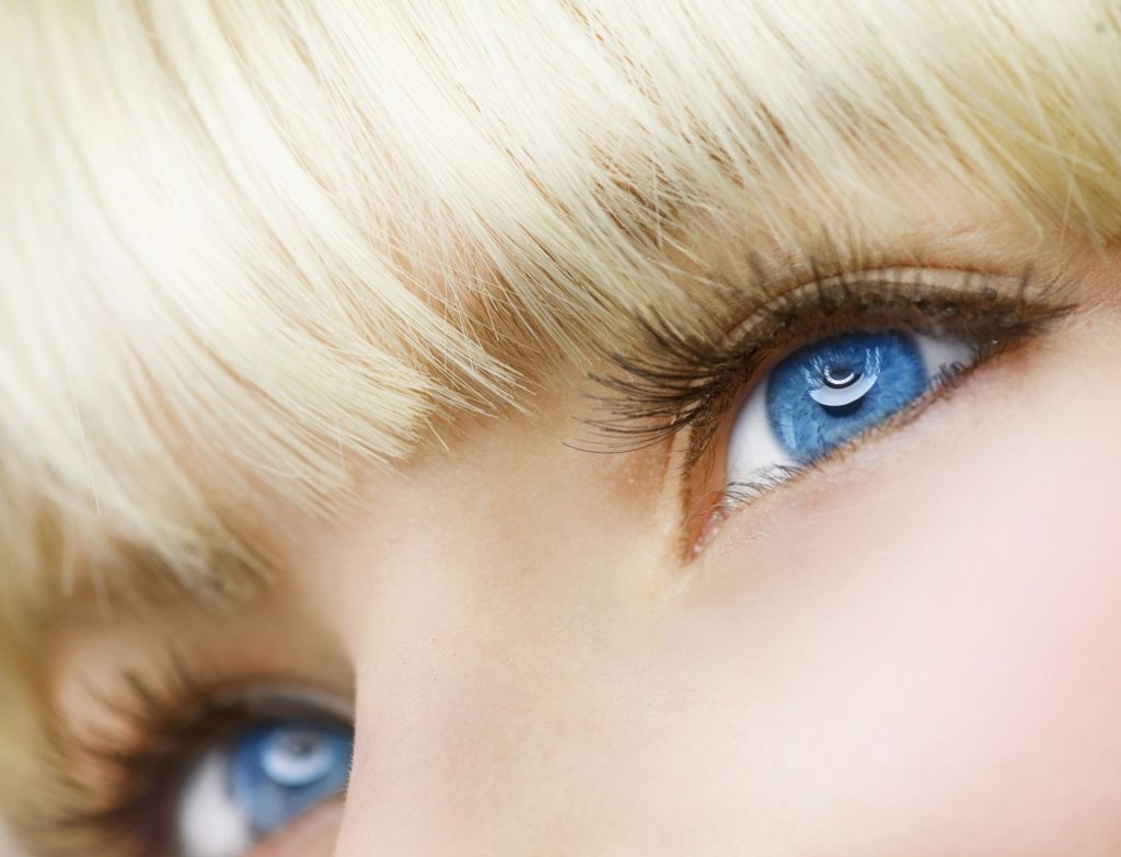What is the prevalence of blue eyes in the population?